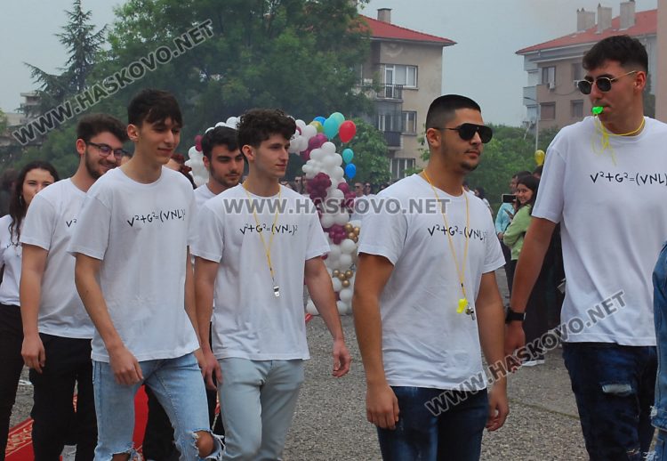 130 абитуриенти на Випуск 2023 в ПМГ-Хасково минаха по червения килим 