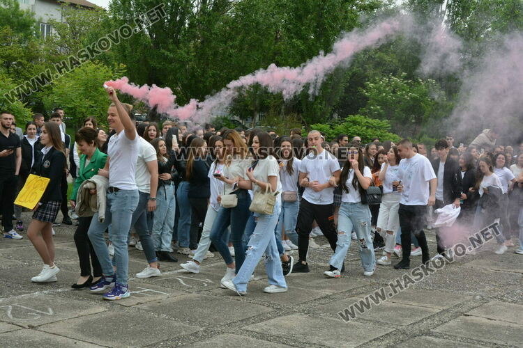 Нели Генова със Златаровска награда на Езиковата гимназия в Хасково