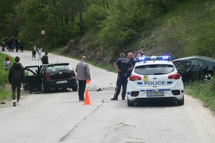 Трима са в болница след тежка катастрофа при разклона за Фатово