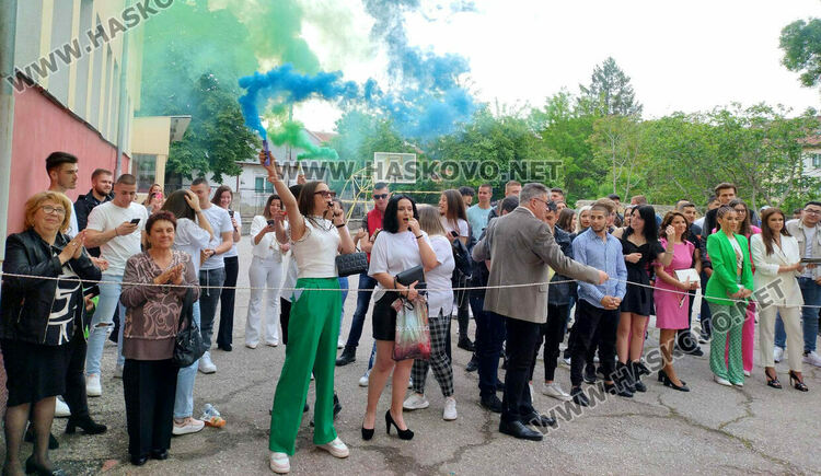 С послания за успехи ПГТ "Ал. Паскалев" изпрати своите зрелостници