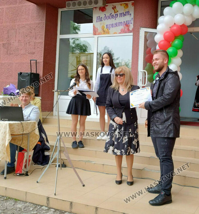 С послания за успехи ПГТ "Ал. Паскалев" изпрати своите зрелостници
