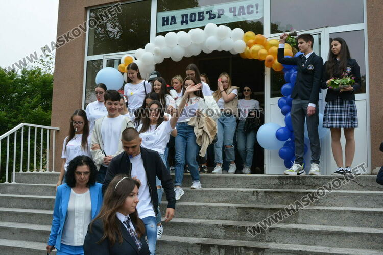 Нели Генова със Златаровска награда на Езиковата гимназия в Хасково