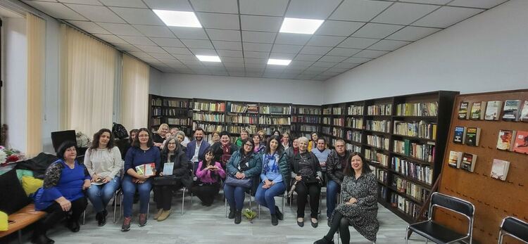 Анастасия Мавродиева представи и подари стихосбирките си в Чепеларе