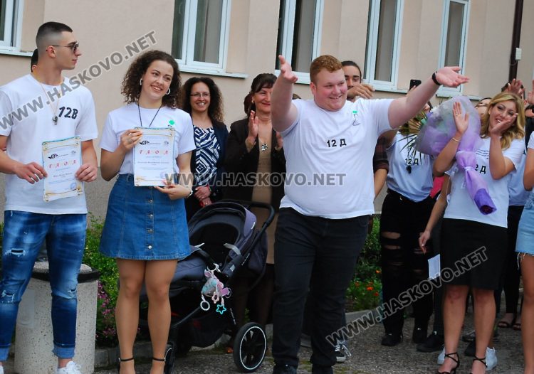 130 абитуриенти на Випуск 2023 в ПМГ-Хасково минаха по червения килим 