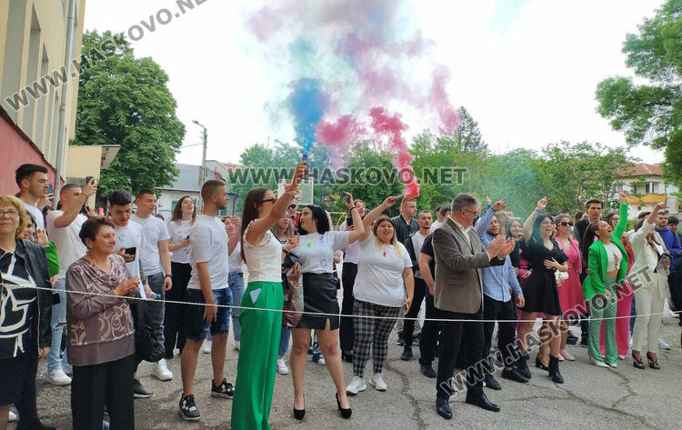 С послания за успехи ПГТ "Ал. Паскалев" изпрати своите зрелостници