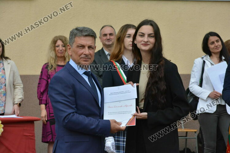 Нели Генова със Златаровска награда на Езиковата гимназия в Хасково