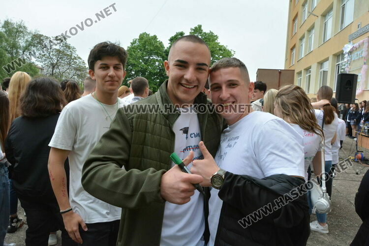 Нели Генова със Златаровска награда на Езиковата гимназия в Хасково