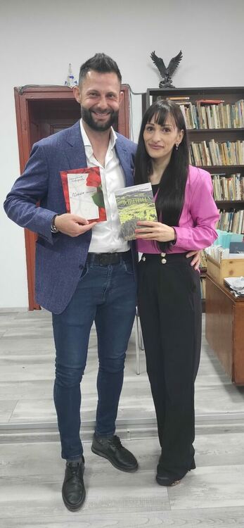 Анастасия Мавродиева представи и подари стихосбирките си в Чепеларе