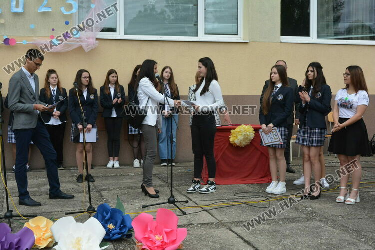 Нели Генова със Златаровска награда на Езиковата гимназия в Хасково