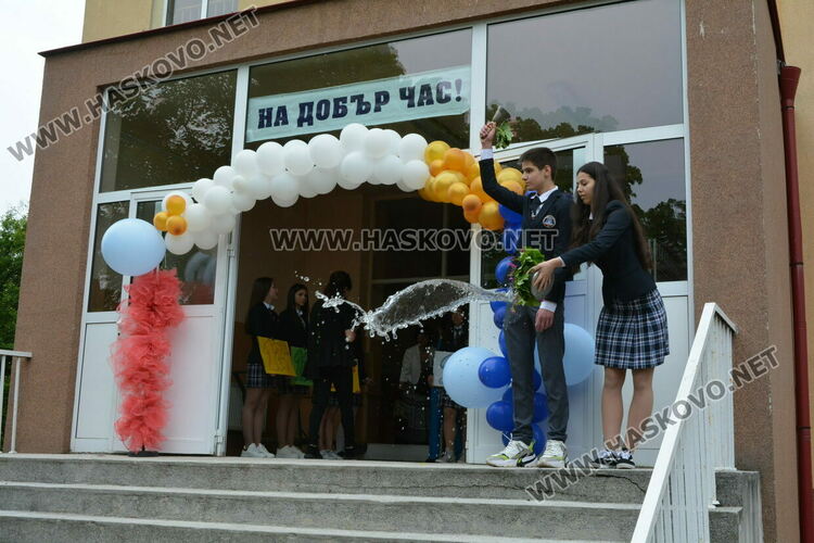 Нели Генова със Златаровска награда на Езиковата гимназия в Хасково