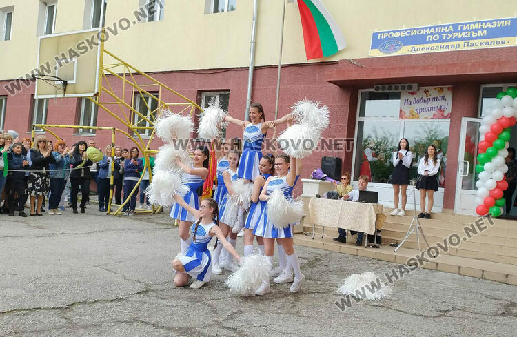 С послания за успехи ПГТ "Ал. Паскалев" изпрати своите зрелостници