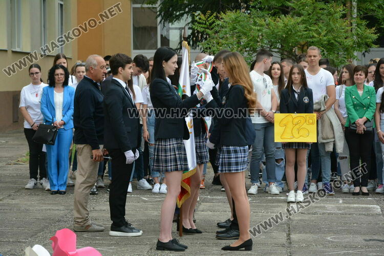 Нели Генова със Златаровска награда на Езиковата гимназия в Хасково