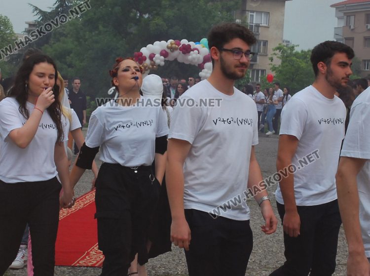 130 абитуриенти на Випуск 2023 в ПМГ-Хасково минаха по червения килим 