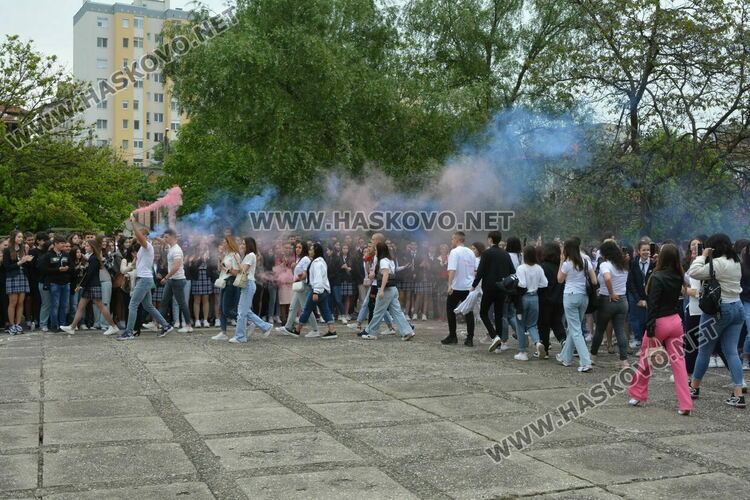 Нели Генова със Златаровска награда на Езиковата гимназия в Хасково