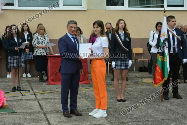 Нели Генова със Златаровска награда на Езиковата гимназия в Хасково