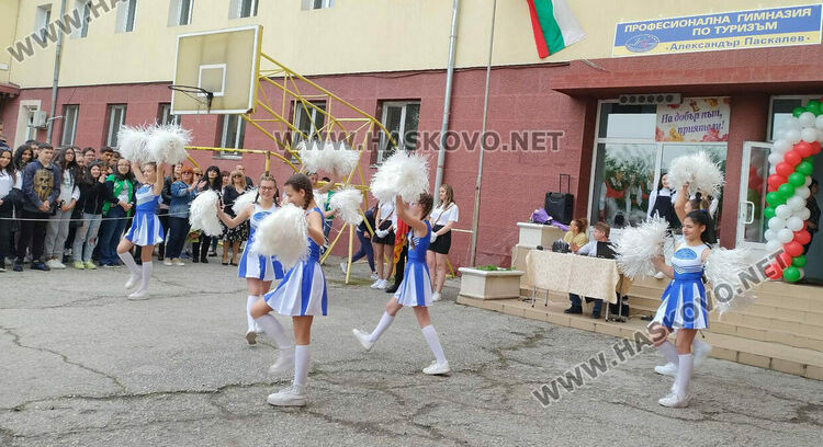 С послания за успехи ПГТ "Ал. Паскалев" изпрати своите зрелостници