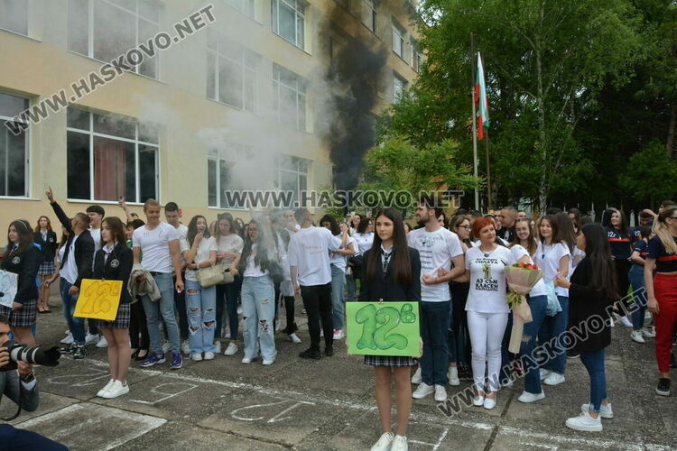 Нели Генова със Златаровска награда на Езиковата гимназия в Хасково