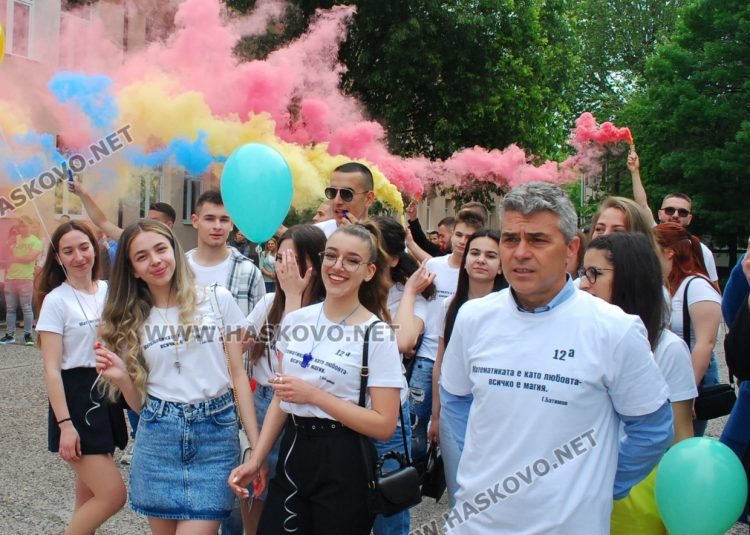 130 абитуриенти на Випуск 2023 в ПМГ-Хасково минаха по червения килим 