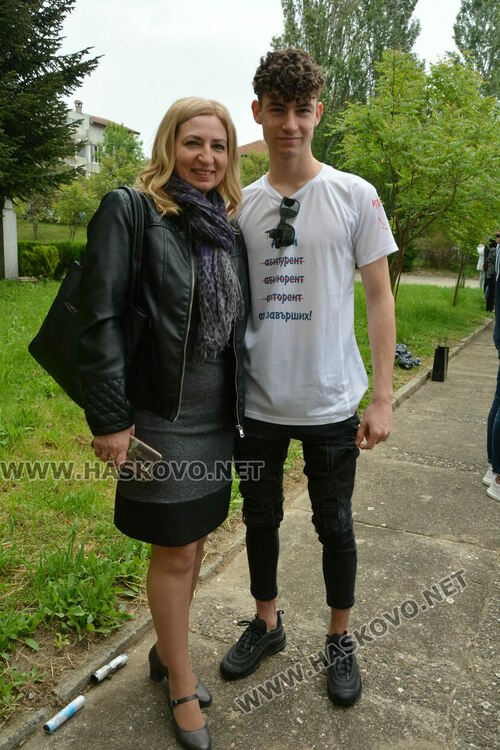 Нели Генова със Златаровска награда на Езиковата гимназия в Хасково