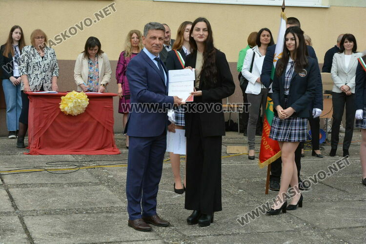 Нели Генова със Златаровска награда на Езиковата гимназия в Хасково