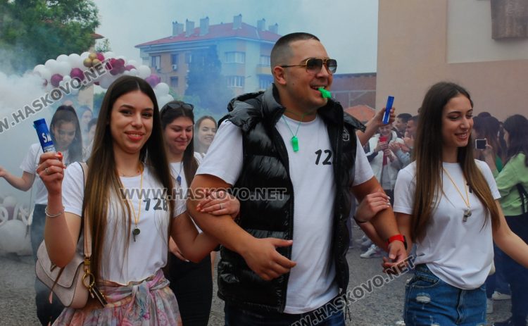 130 абитуриенти на Випуск 2023 в ПМГ-Хасково минаха по червения килим 