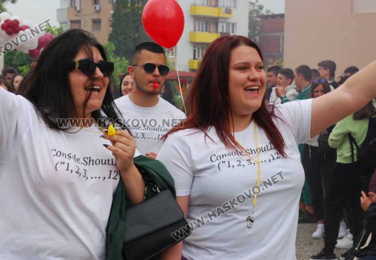 130 абитуриенти на Випуск 2023 в ПМГ-Хасково минаха по червения килим 