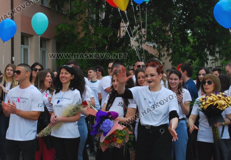 130 абитуриенти на Випуск 2023 в ПМГ-Хасково минаха по червения килим 