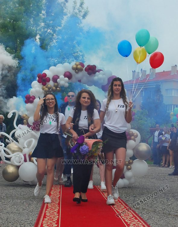 130 абитуриенти на Випуск 2023 в ПМГ-Хасково минаха по червения килим 