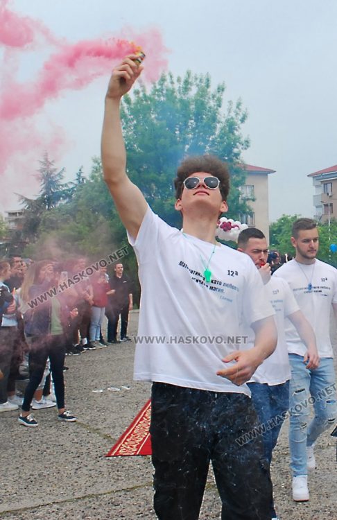 130 абитуриенти на Випуск 2023 в ПМГ-Хасково минаха по червения килим 