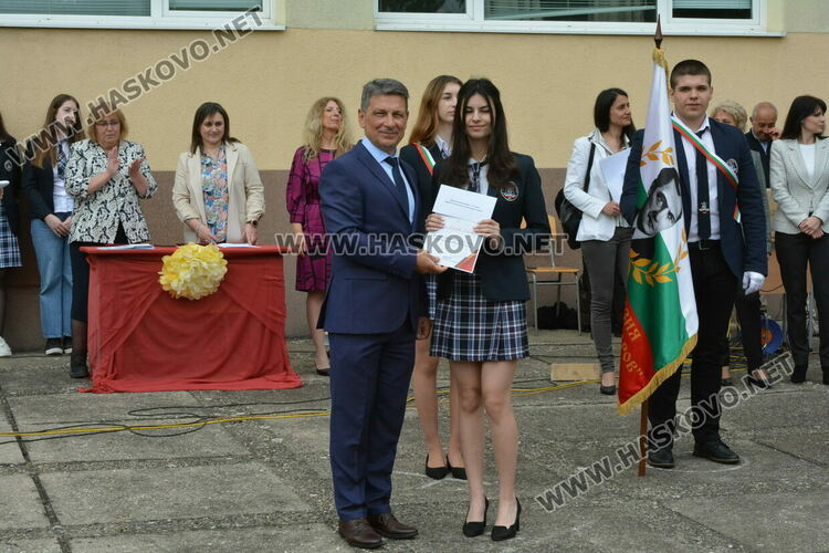 Нели Генова със Златаровска награда на Езиковата гимназия в Хасково