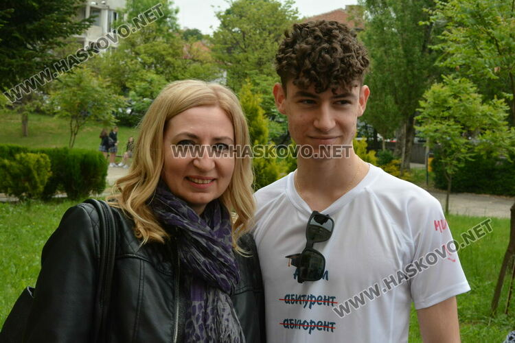 Нели Генова със Златаровска награда на Езиковата гимназия в Хасково