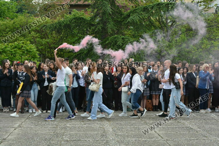 Нели Генова със Златаровска награда на Езиковата гимназия в Хасково