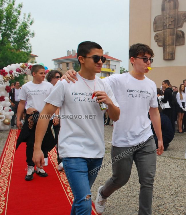 130 абитуриенти на Випуск 2023 в ПМГ-Хасково минаха по червения килим 