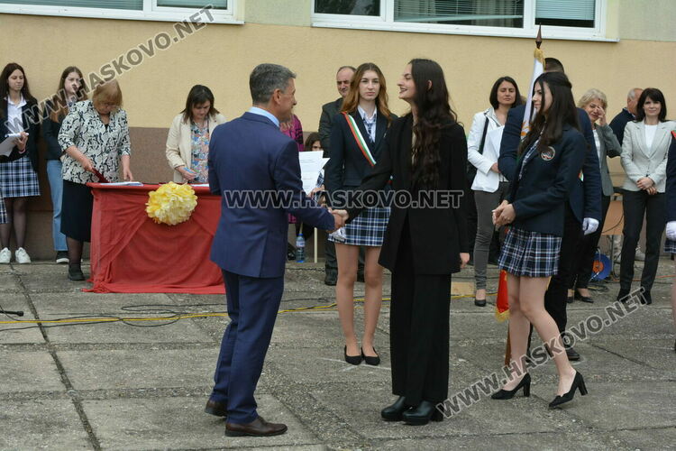 Нели Генова със Златаровска награда на Езиковата гимназия в Хасково