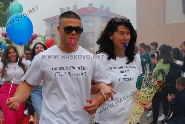 130 абитуриенти на Випуск 2023 в ПМГ-Хасково минаха по червения килим 