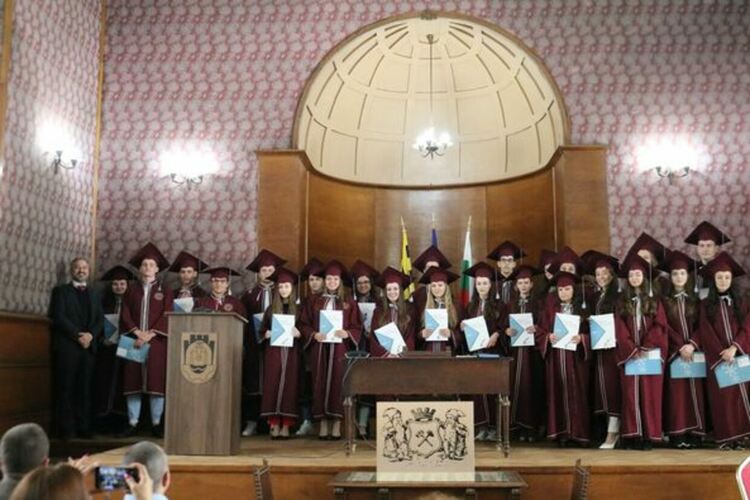  Специална церемония в тържествената зала на Минната дирекция за зрелостници от ГПЧЕ „Симеон Радев“