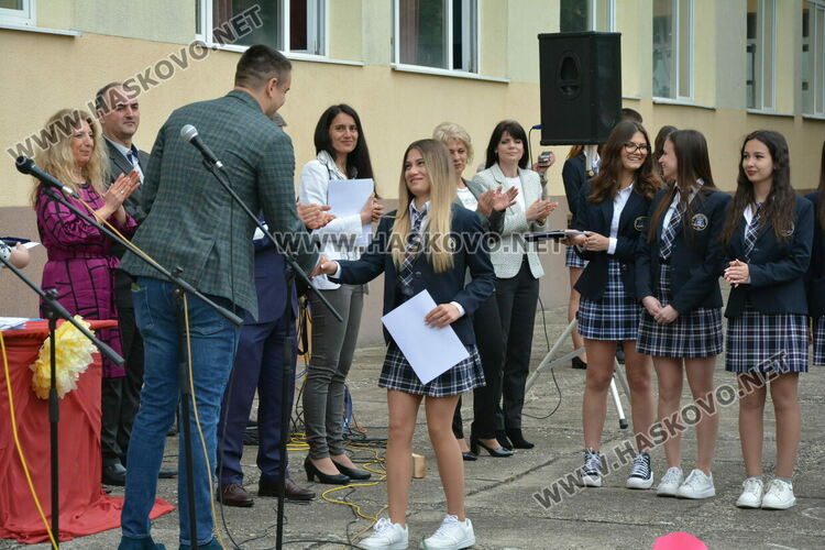 Нели Генова със Златаровска награда на Езиковата гимназия в Хасково