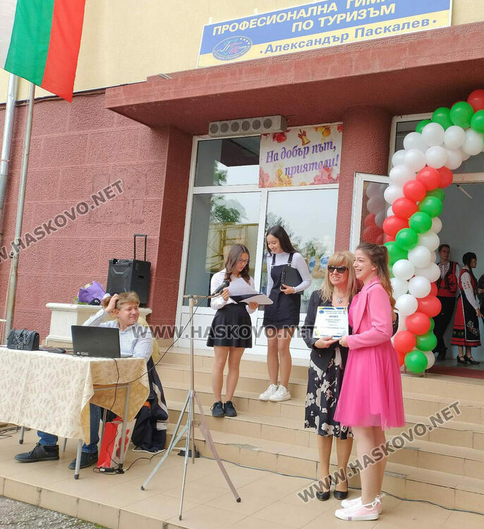 С послания за успехи ПГТ "Ал. Паскалев" изпрати своите зрелостници