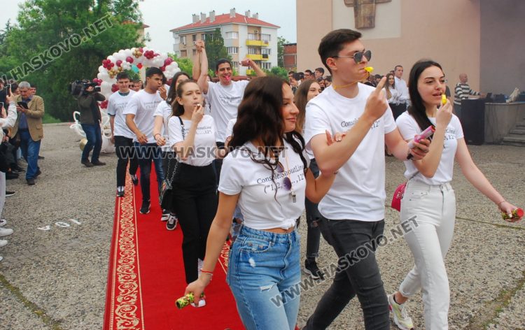 130 абитуриенти на Випуск 2023 в ПМГ-Хасково минаха по червения килим 