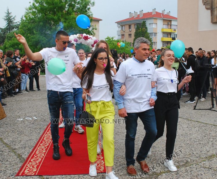 130 абитуриенти на Випуск 2023 в ПМГ-Хасково минаха по червения килим 