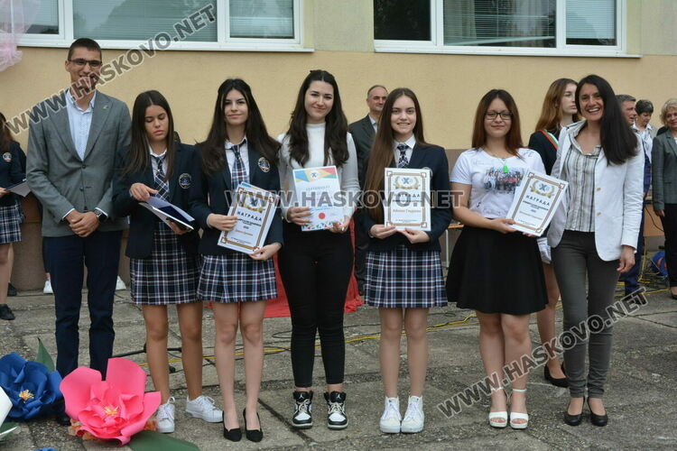 Нели Генова със Златаровска награда на Езиковата гимназия в Хасково
