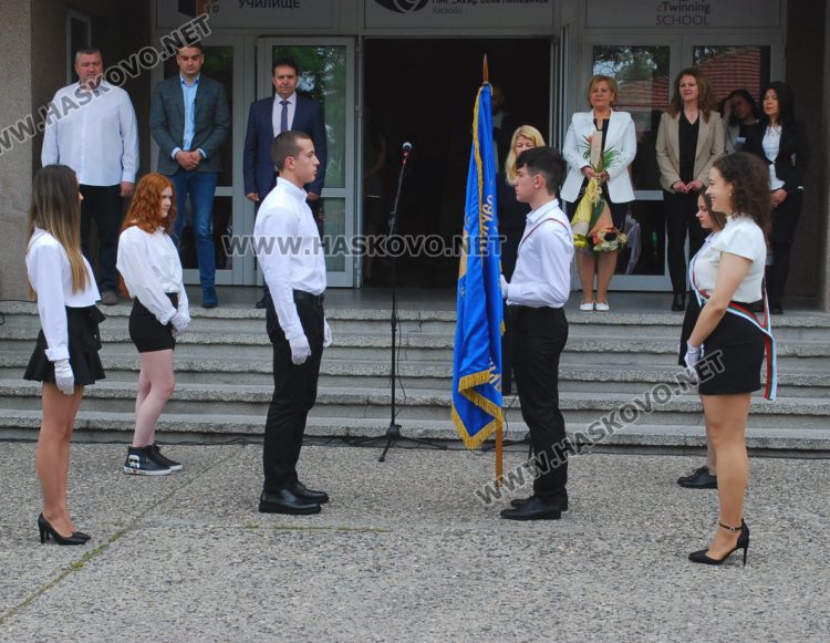 130 абитуриенти на Випуск 2023 в ПМГ-Хасково минаха по червения килим 