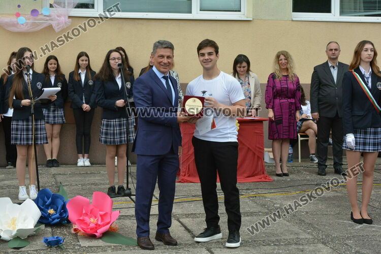 Нели Генова със Златаровска награда на Езиковата гимназия в Хасково