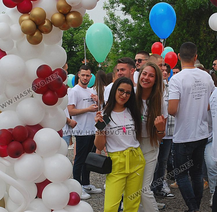 130 абитуриенти на Випуск 2023 в ПМГ-Хасково минаха по червения килим 