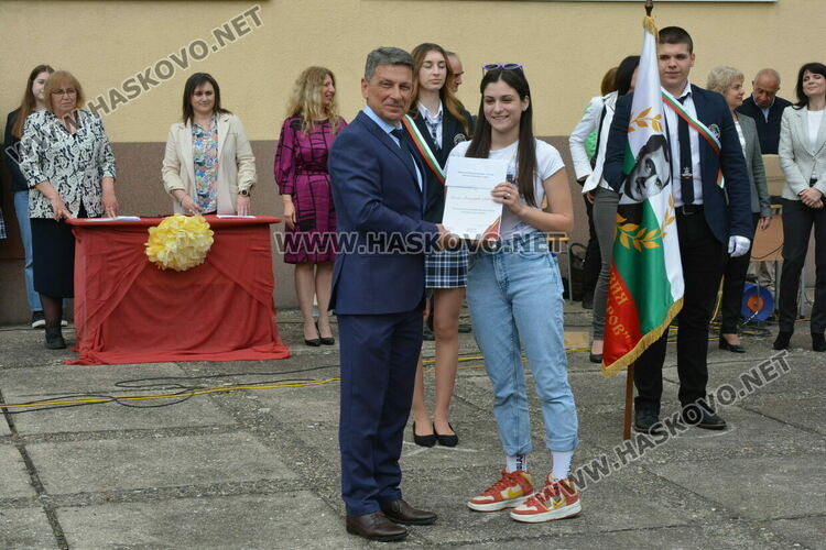 Нели Генова със Златаровска награда на Езиковата гимназия в Хасково