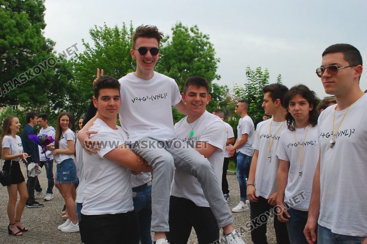 130 абитуриенти на Випуск 2023 в ПМГ-Хасково минаха по червения килим 