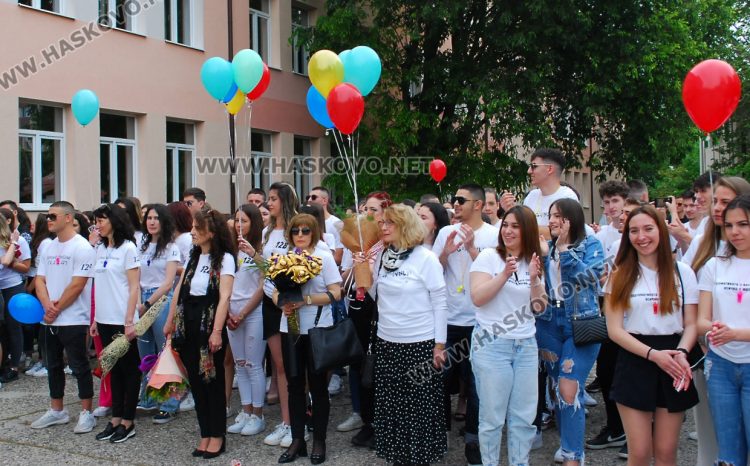 130 абитуриенти на Випуск 2023 в ПМГ-Хасково минаха по червения килим 