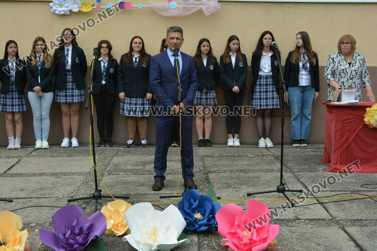 Нели Генова със Златаровска награда на Езиковата гимназия в Хасково