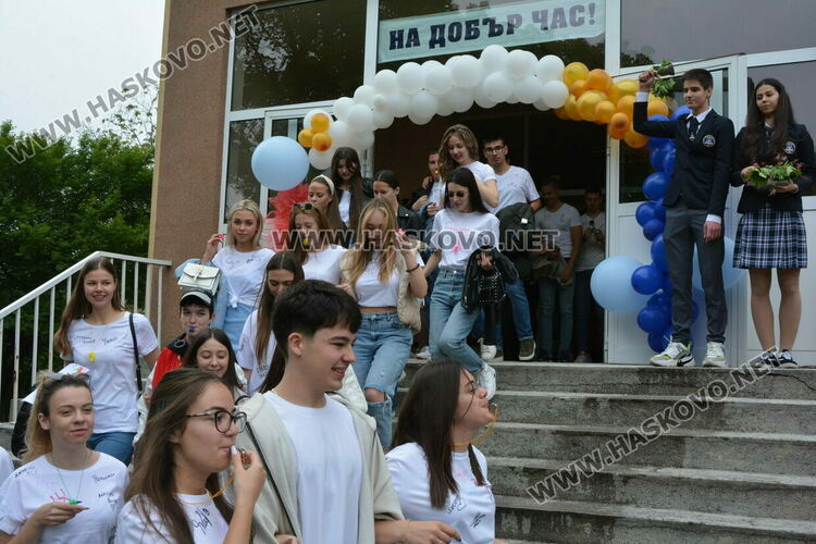 Нели Генова със Златаровска награда на Езиковата гимназия в Хасково