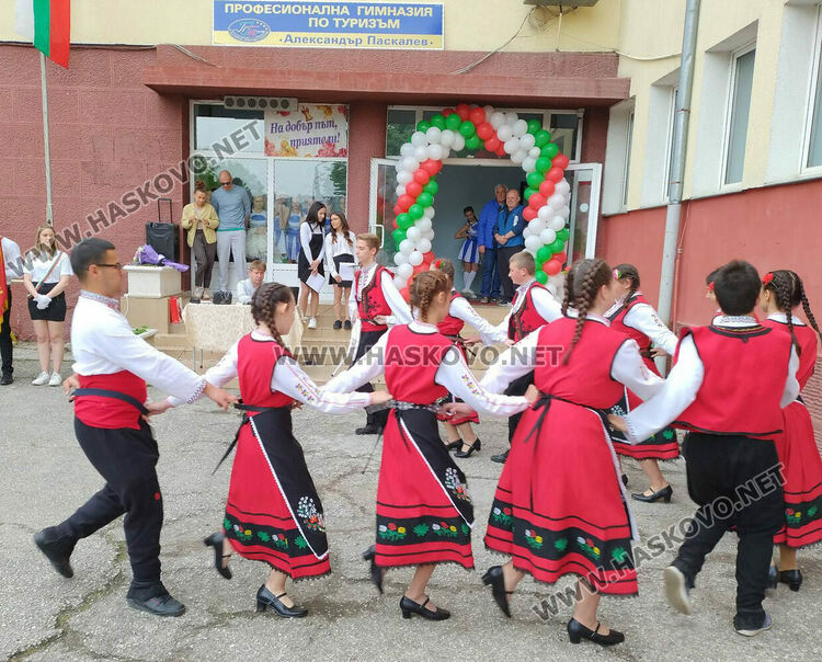 С послания за успехи ПГТ "Ал. Паскалев" изпрати своите зрелостници
